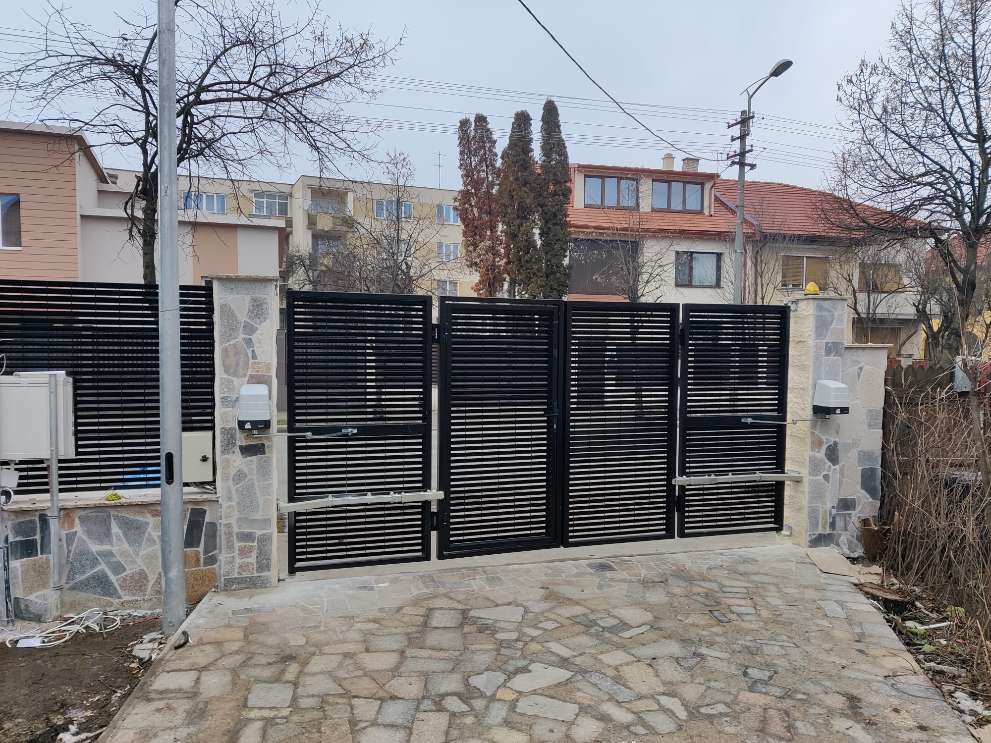 Porti culisante sau porti batante? Care sunt cele mai potrivite pentru automatizare?