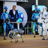 Roboți umanoizi și robot patruped în standul Waldevar Energy la ENERGY EXPO 2026