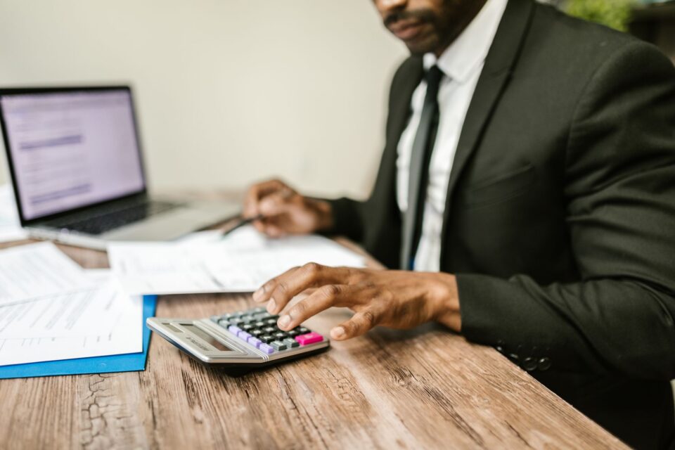 Extras de cont tipărit, un calculator și un pix pe un birou, pregătite pentru verificarea cheltuielilor lunare