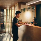 Interior luminos al unei sucursale bancare, cu un birou de consultanță pregătit pentru discuția cu clienții